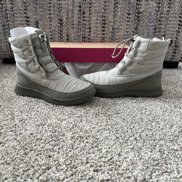 NWT Ryka Solace Green Winter Boot - Picture 1 of 4